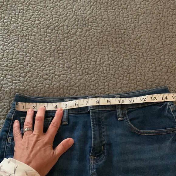 GAP women’s mid rise raw hem cuffed shorts medium wash size 27 - Picture 11 of 13